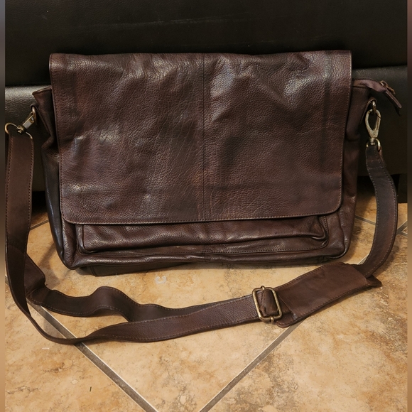 Oak Leathers Messenger Bag in Brown Leather - Picture 5 of 7